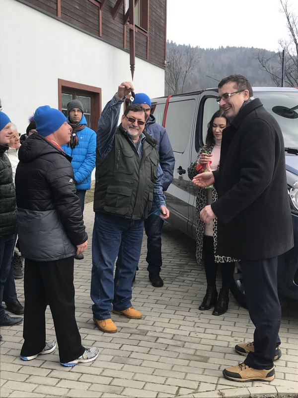 Przekazanie nowego samochodu Renault Trafic dla podopiecznych Środowiskowego Domu Samopomocy w Krynicy-Zdroju