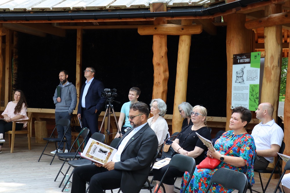 NARODOWE CZYTANIE  - pod wieżą widokową na Słotwinach